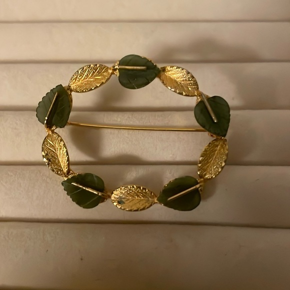 Gold and jade brooch - Picture 2 of 8